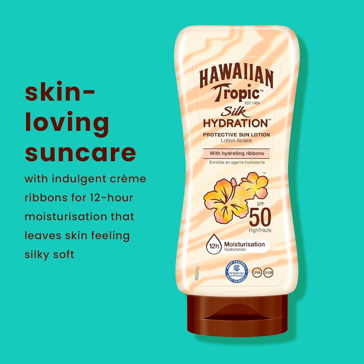Flacon de lotion solaire Hawaiian Tropic Silk Hydration, SPF 50, sur fond bleu. Texte: skin-loving suncare.
