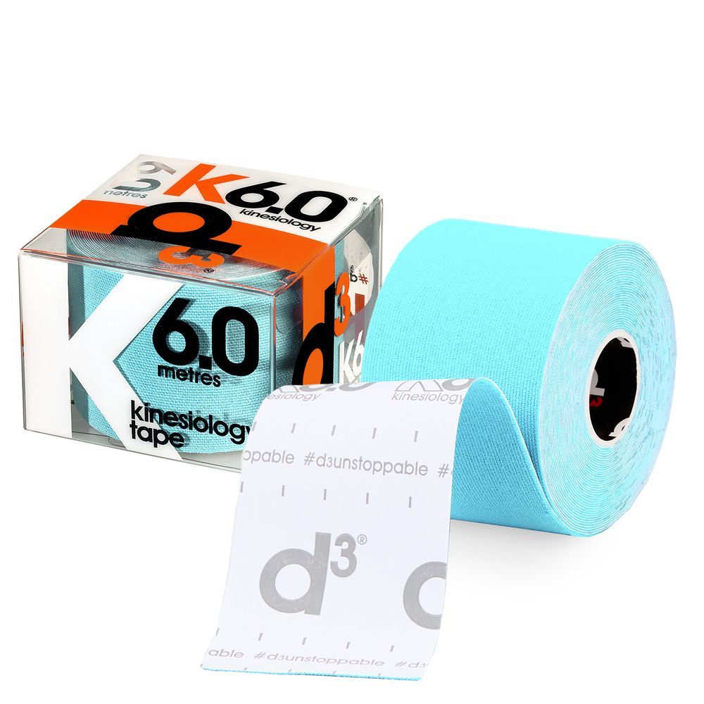 Lichtblauw kinesiologietape, 6.0 meter, in verpakking en opgerold. Plakzijde met logo.