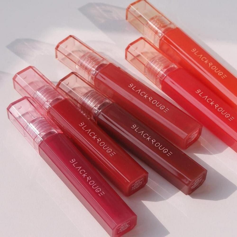 Meerdere lipgloss tubes met transparante doppen. Op elke tube staat "BLACK ROUGE".