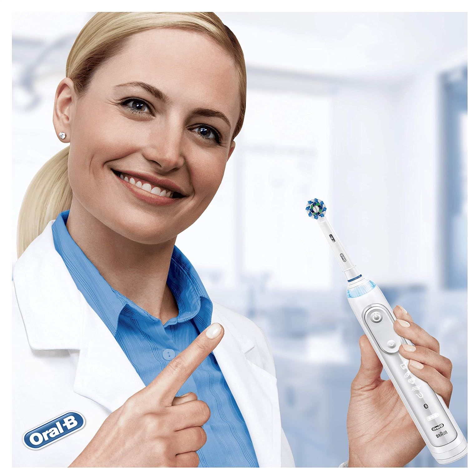 Vrouw in doktersjas houdt Oral-B elektrische tandenborstel met opzetborstel vast.