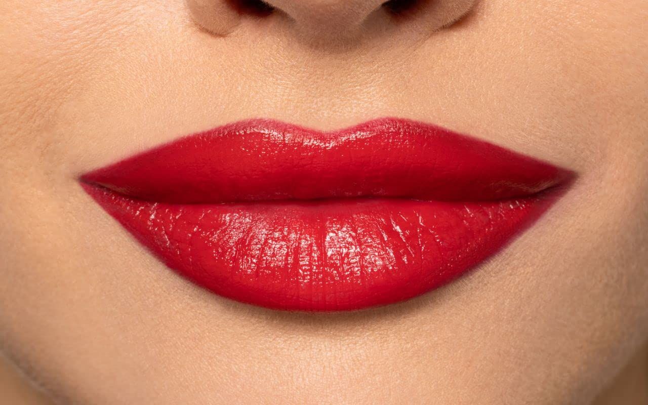 Rode lippen met glanzende lipstick.