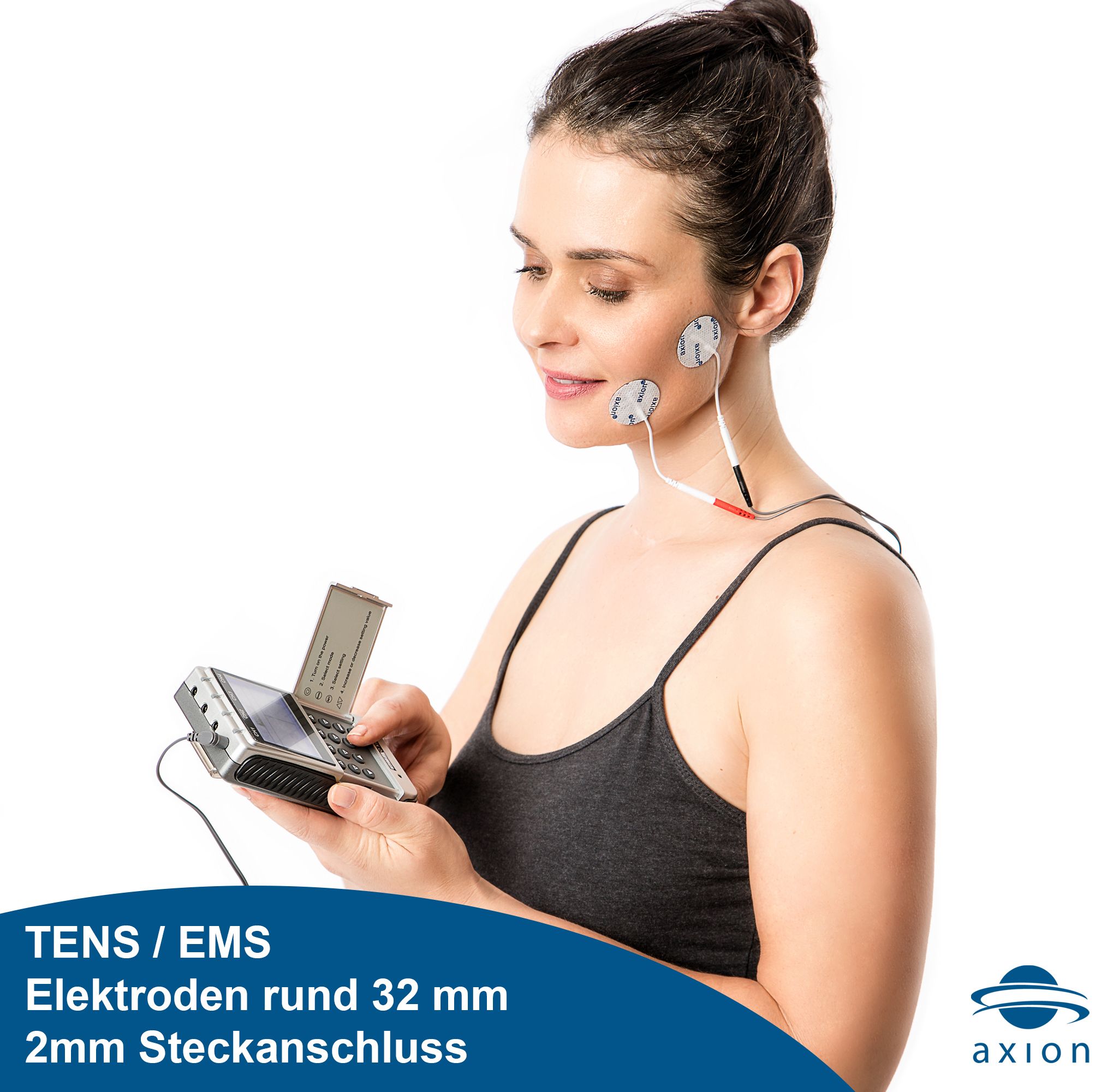 Vrouw met elektroden op de wang, houdt een apparaat vast. Tekst: TENS/EMS, elektroden rond 32 mm.