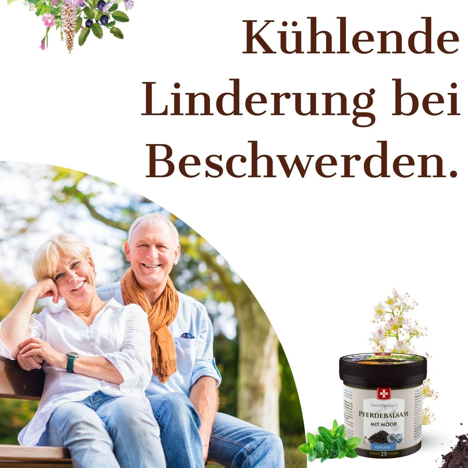 Een ouder echtpaar zit lachend op een parkbank. Daarnaast een pot paardenbalsem.