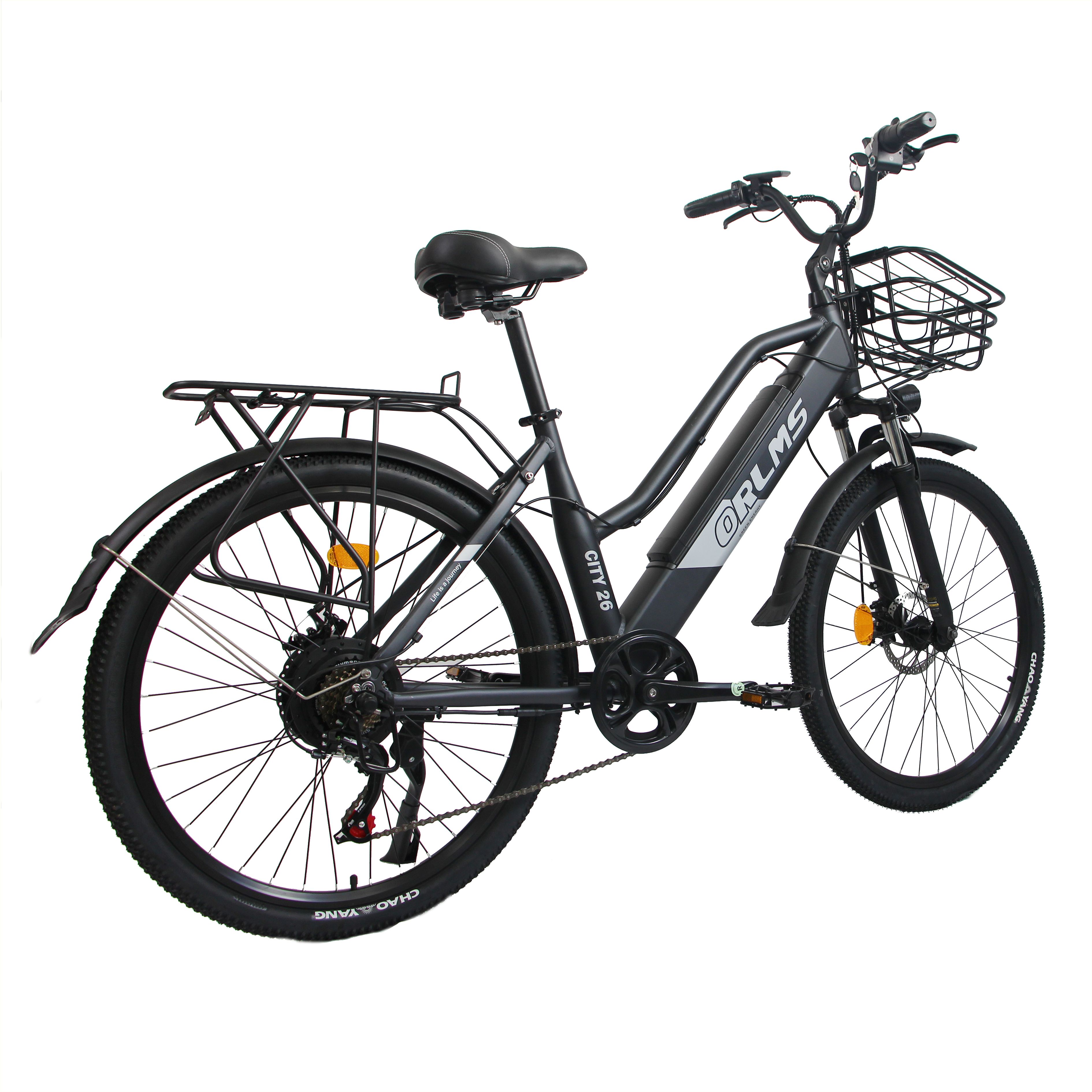Vélo électrique gris avec panier, porte-bagages et garde-boue. Logo ORLMS sur le cadre. Pneus noirs.