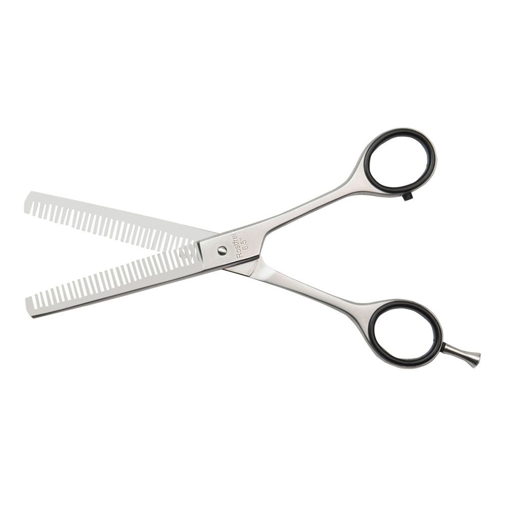 Open kappersschaar, metaal, aan beide zijden getand. Zwarte ringen voor vingers.