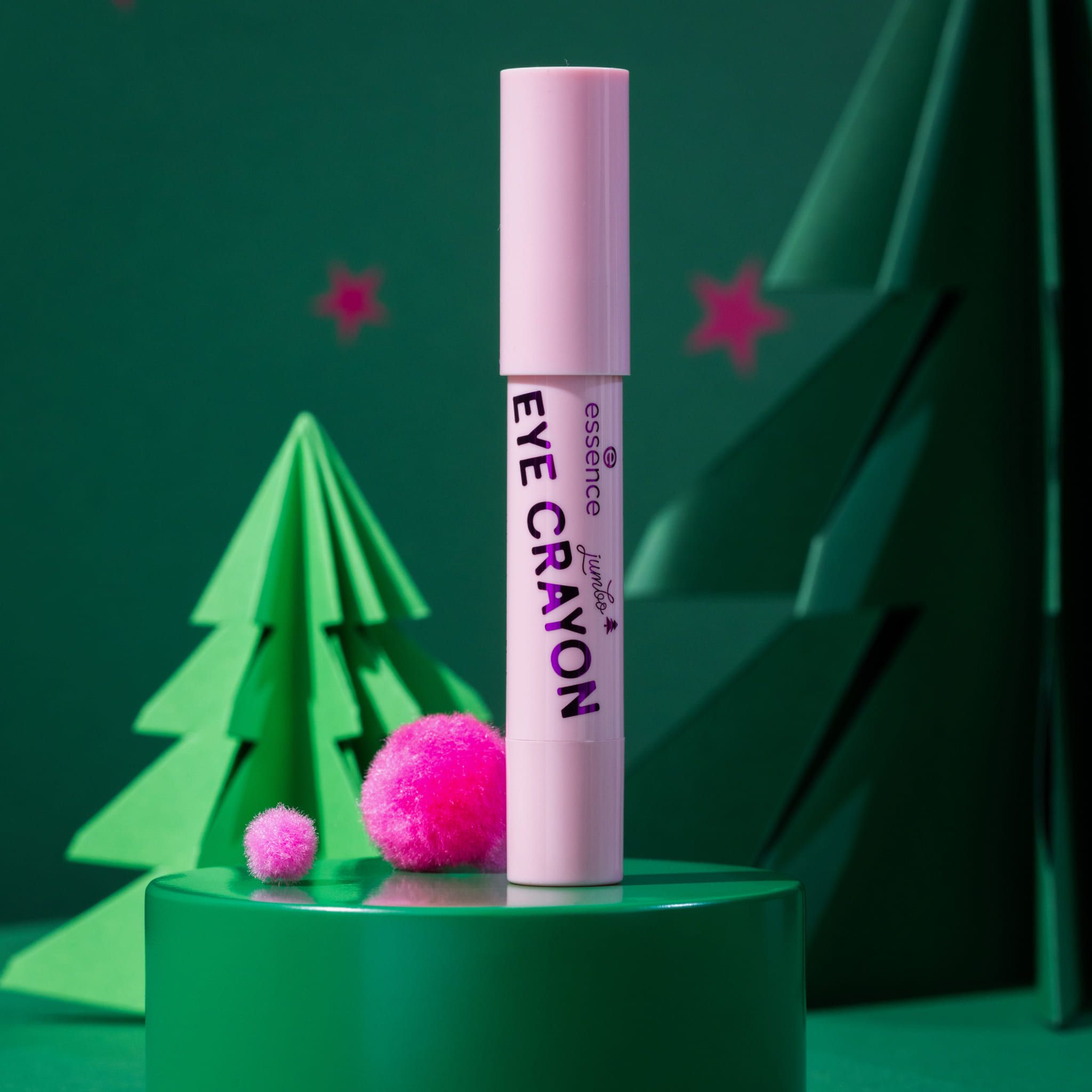Essence Eye Crayon. Roze potlood met zwarte belettering. Op een groene sokkel.
