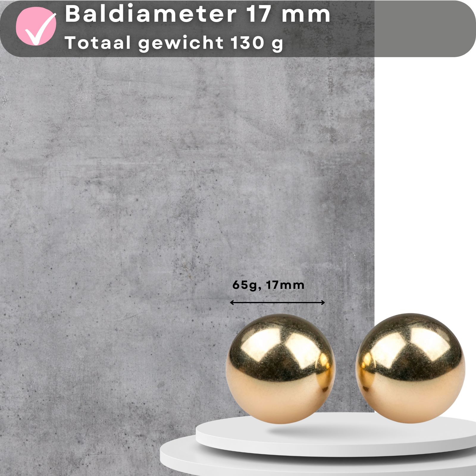 Twee gouden ballen. Metaal. 65g, 17mm. Op een sokkel.