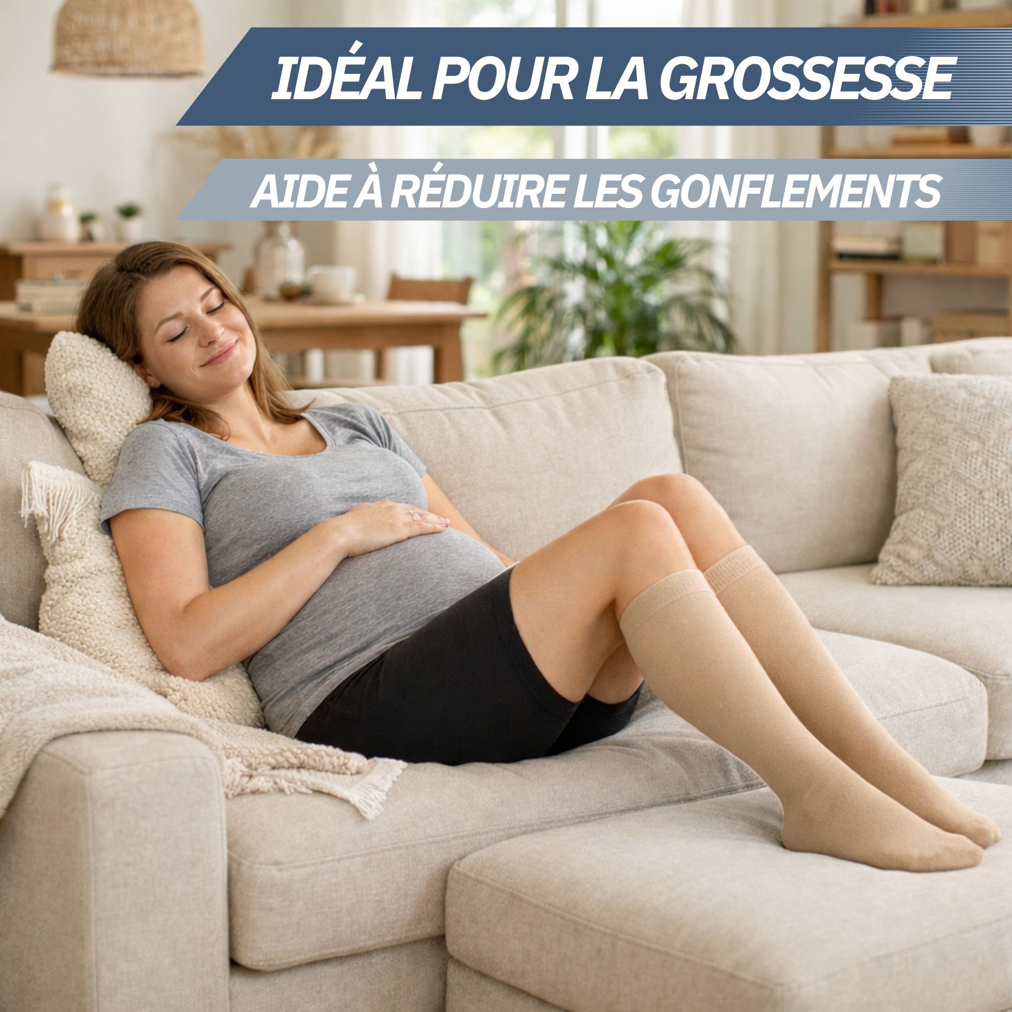 Femme enceinte détendue sur un canapé, portant des bas couleur chair. Idéal pour la grossesse.