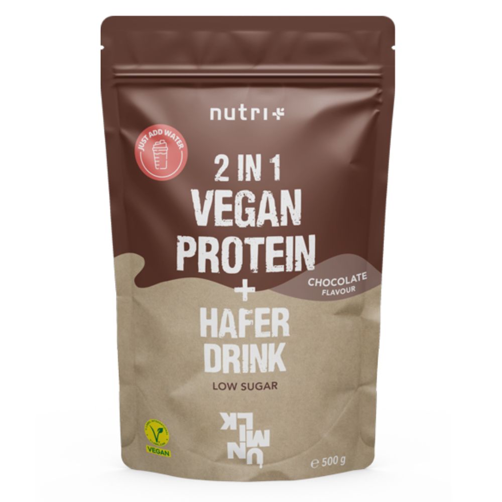 Bruine zak met '2 IN 1 VEGAN PROTEIN + HAFER DRINK'. 'Low Sugar' en 'Chocolate Flavour' vermeld. Vegan-keurmerk.