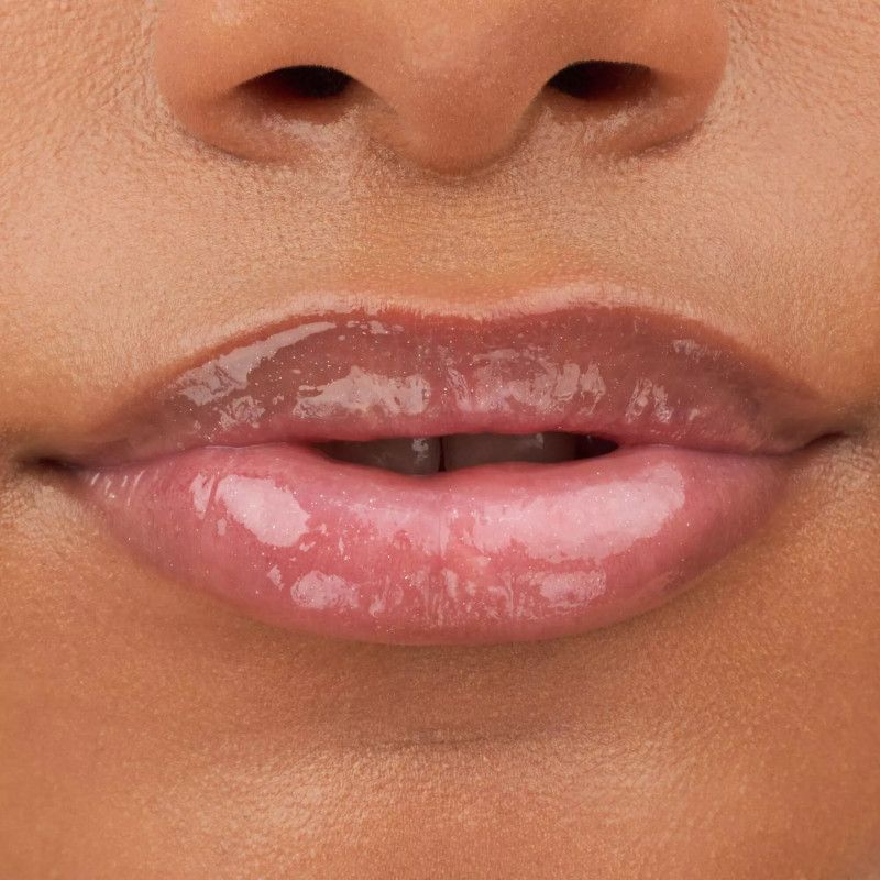 Close-up van lippen met glanzende, roze lipgloss.