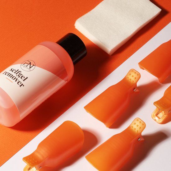 Fles met vloeistof, wattenpad en oranje clips. Opschrift: selfgel remover. Achtergrond: wit en oranje.
