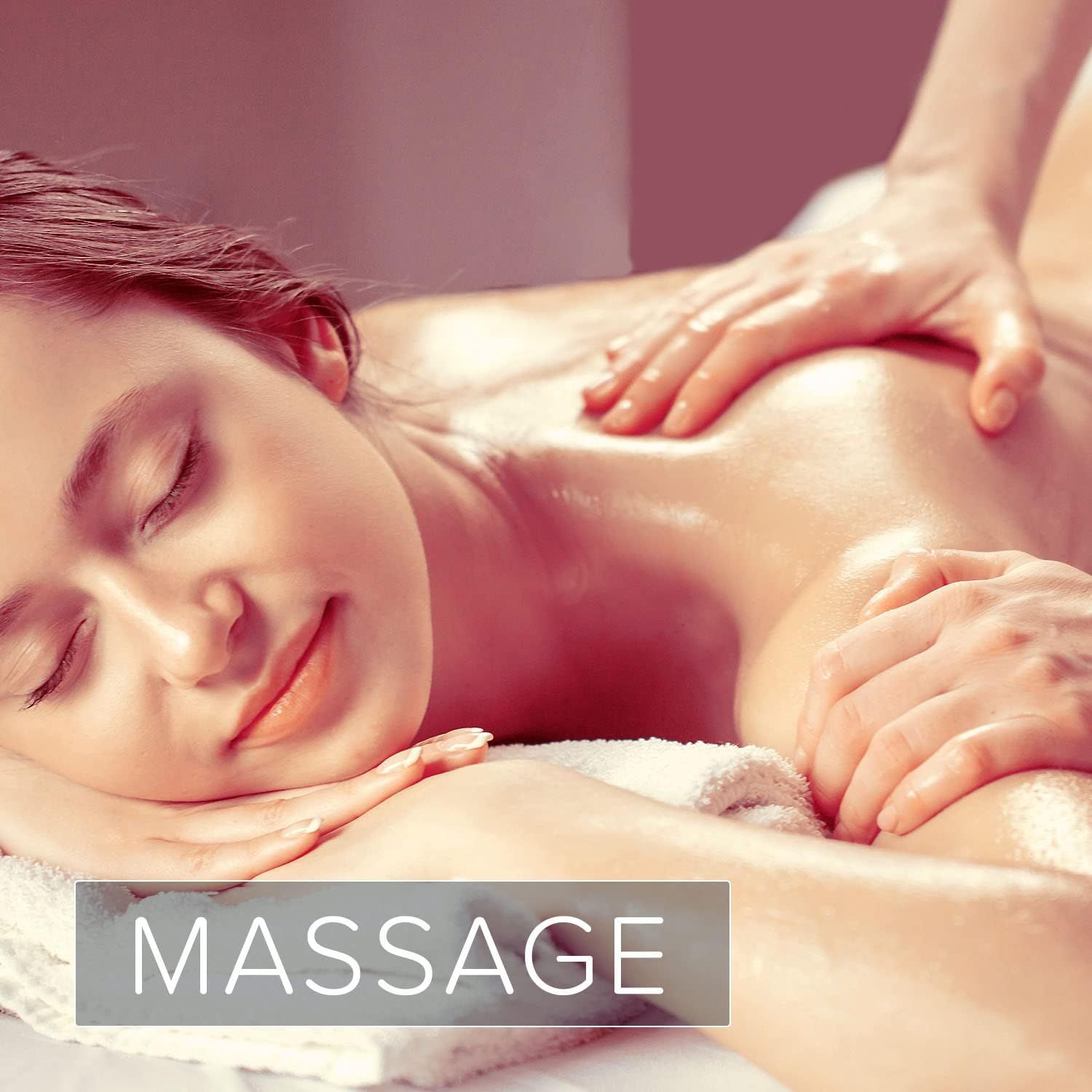 Vrouw krijgt rugmassage. Tekst: MASSAGE.