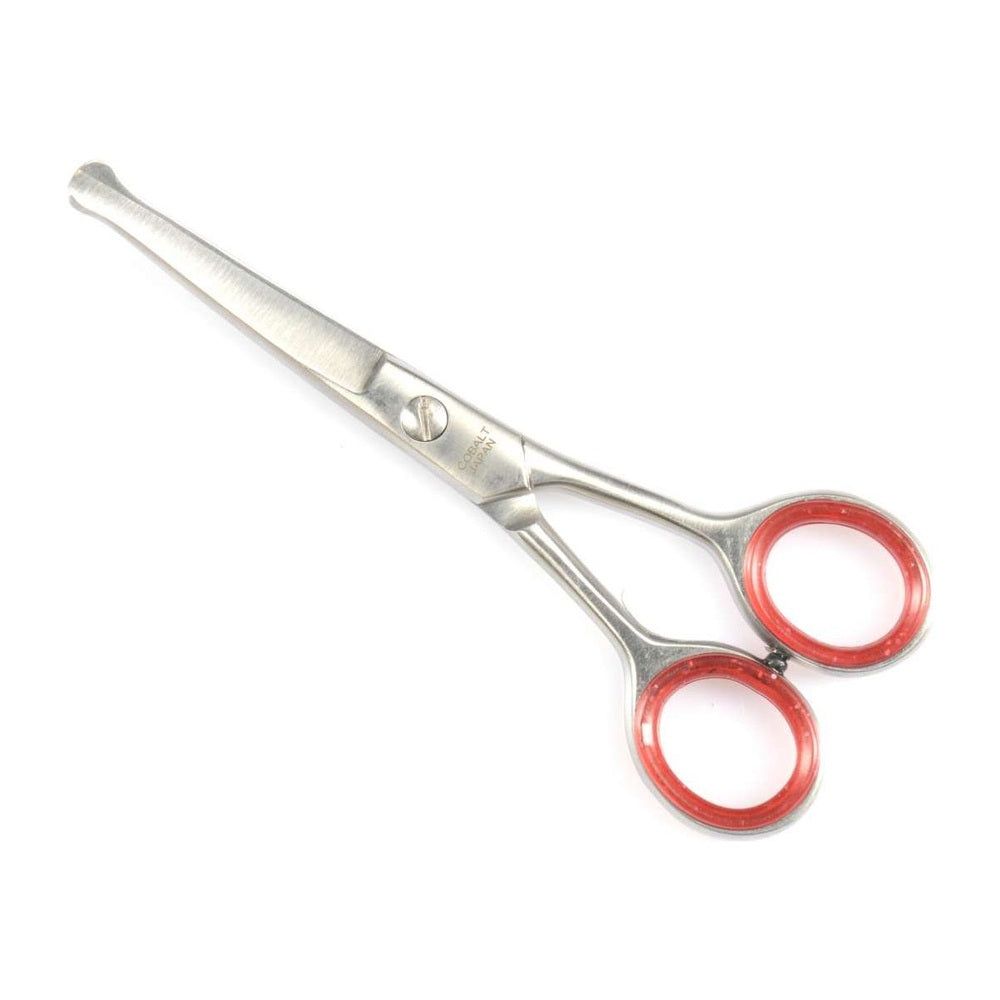Ciseaux pour poils de nez et d'oreilles en métal. Anneaux rouges sur les poignées. Lame arrondie. Sur fond blanc.