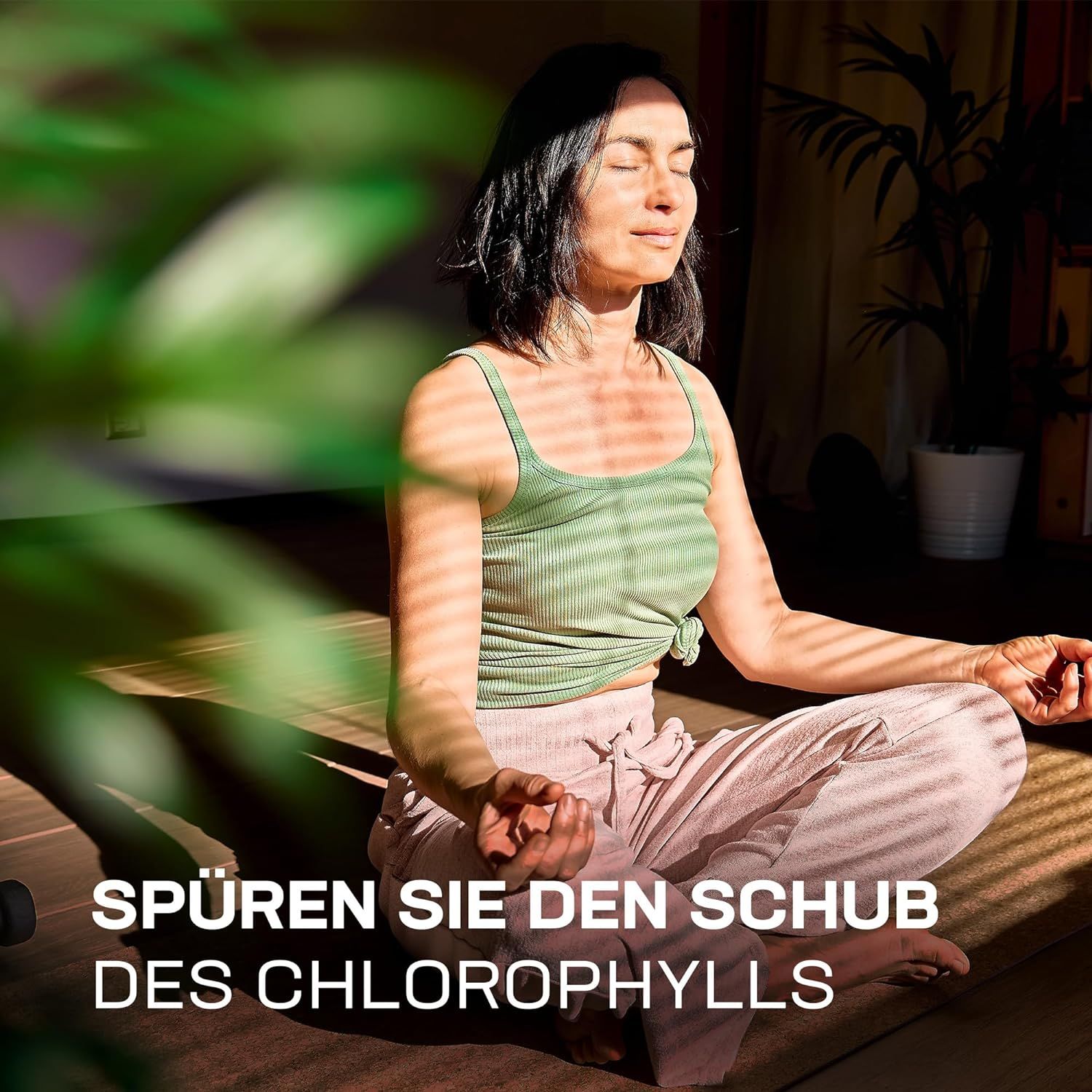 Femme assise en tailleur. Texte: Ressentez l'effet de la chlorophylle.