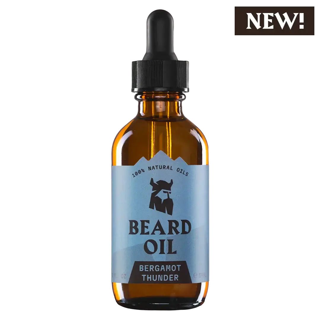 Flacon en verre brun avec pipette. Étiquette: BEARD OIL, Bergamot Thunder. En haut à droite: NEW!