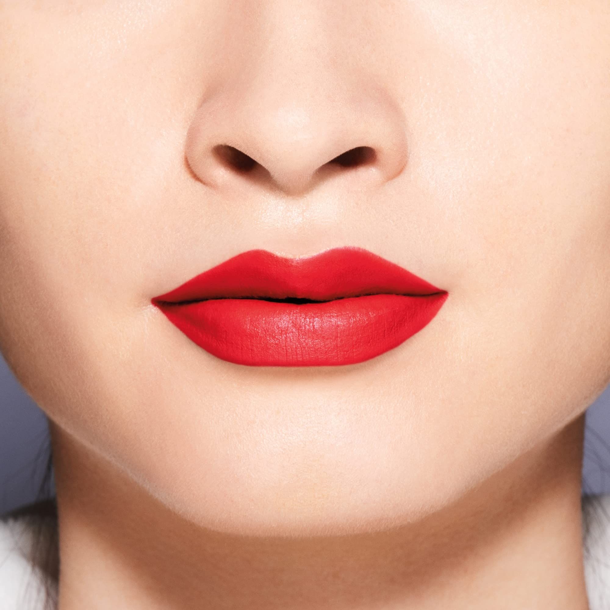 Close-up van lippen met rode lipstick. Matte textuur, gelijkmatige applicatie.