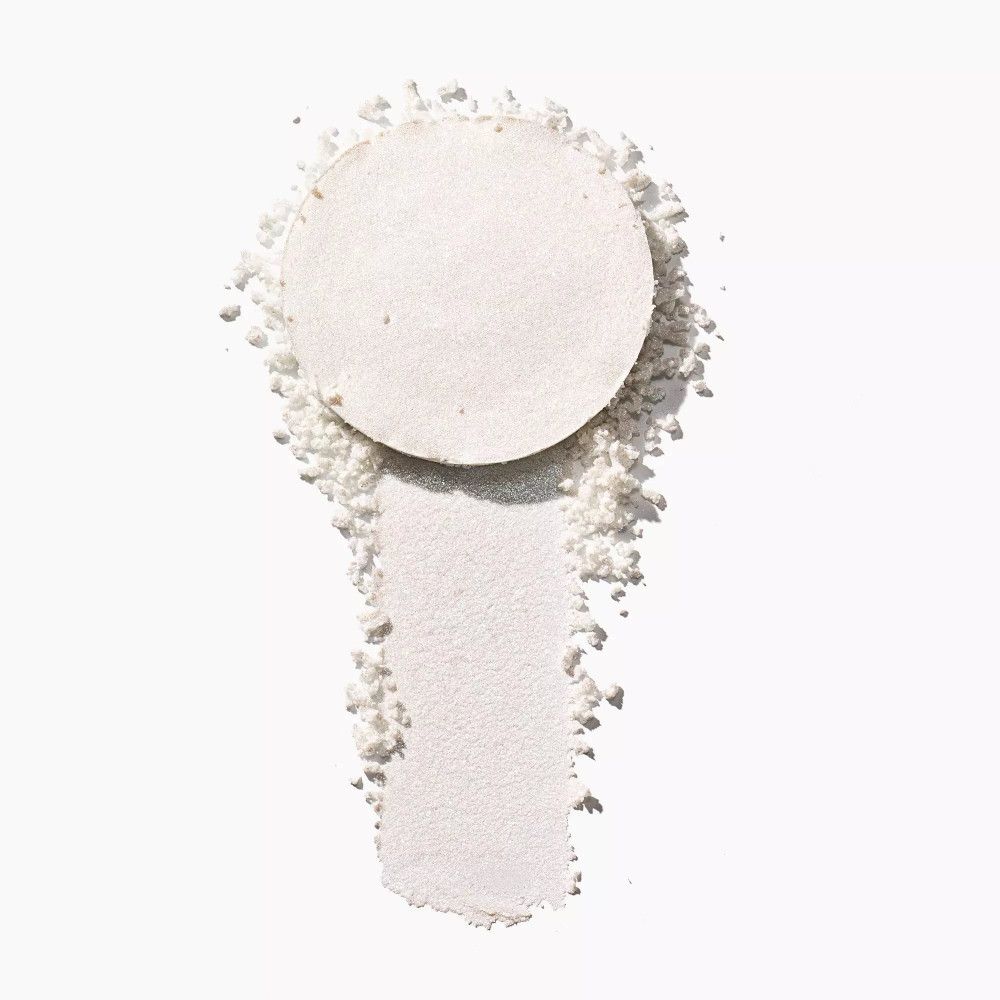 Poudre d'highlighter blanche, circulaire et en trait sur fond blanc. Texture visible.