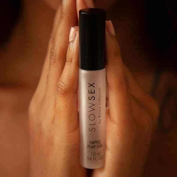Gel transparent à bouchon noir dans les mains. Inscription : SLOW SEX, Nipple Play Gel, 10 ml.
