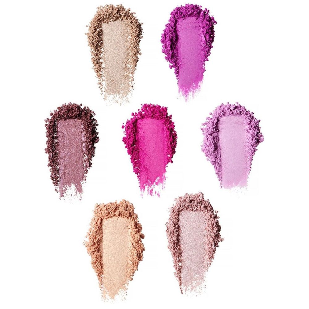 Sept échantillons de fards à paupières de différentes teintes. Disposés sur fond blanc.
