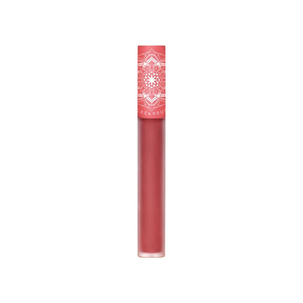 Roze lipstick. Cilindrische vorm. Dop met bloemmotief. Matte finish.