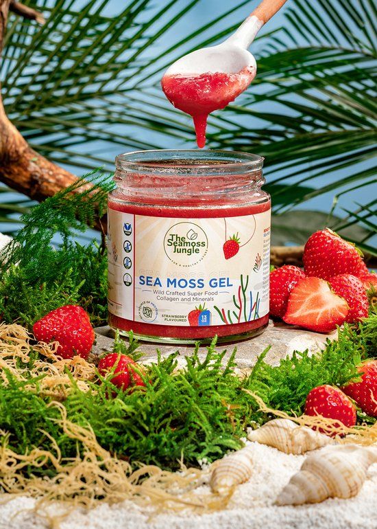 Potje rood gel, aardbeien en lepel. Opschrift: Sea Moss Gel, aardbeiensmaak. Met logo.