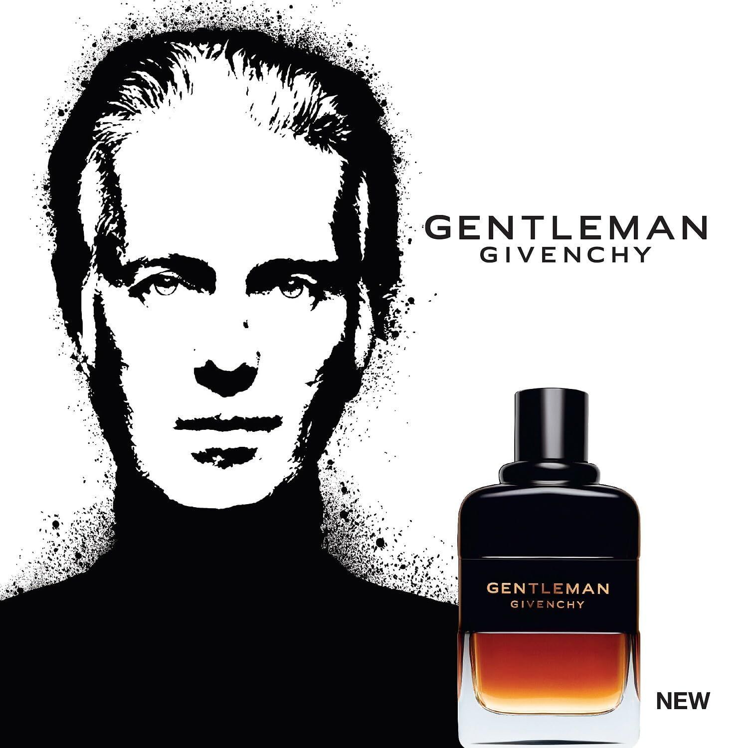 Zwart-wit portret van een man naast een parfumfles. Fles met zwarte dop, gouden tekst: GENTLEMAN Givenchy. Nieuw label.
