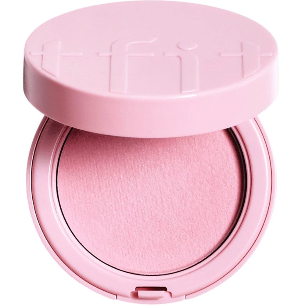 Boîtier rond rose TFIT Fluffy Velvet Cushion Blush. Couvercle avec nom de marque en relief. Ouvert, poudre visible.