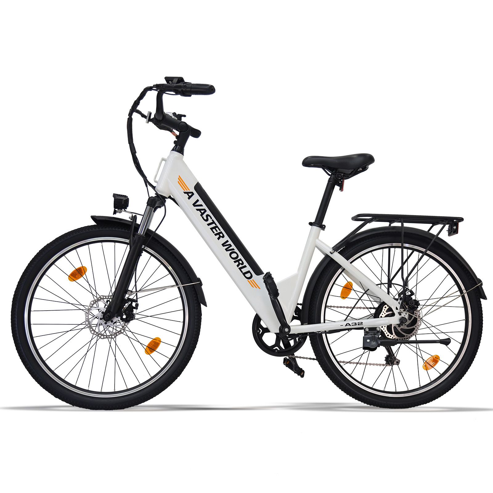 Wit elektrische fiets met zwart frame. Opschrift "A VASTER WORLD". Zwarte banden, bagagedrager en koplamp.