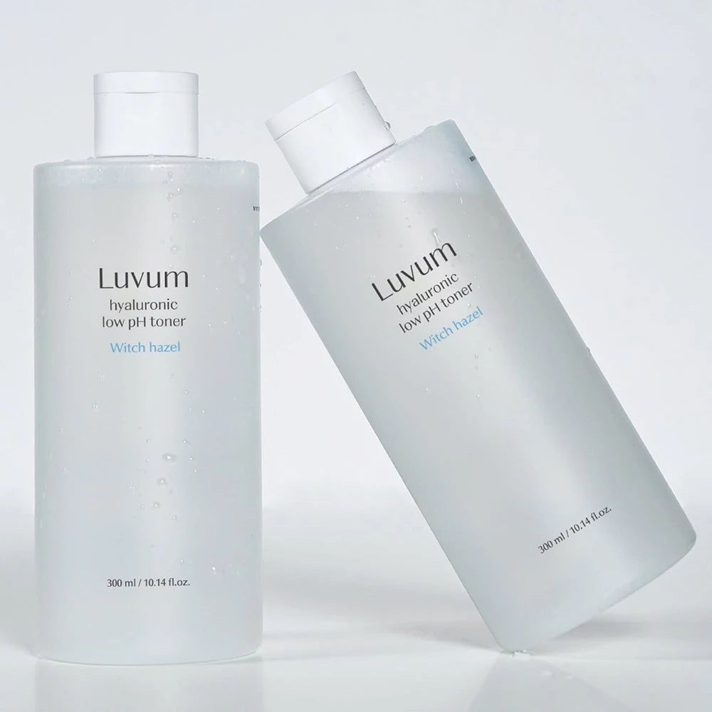 Deux bouteilles avec bouchons blancs. Les bouteilles portent l'inscription "Luvum hyaluronic low pH toner Witch hazel".