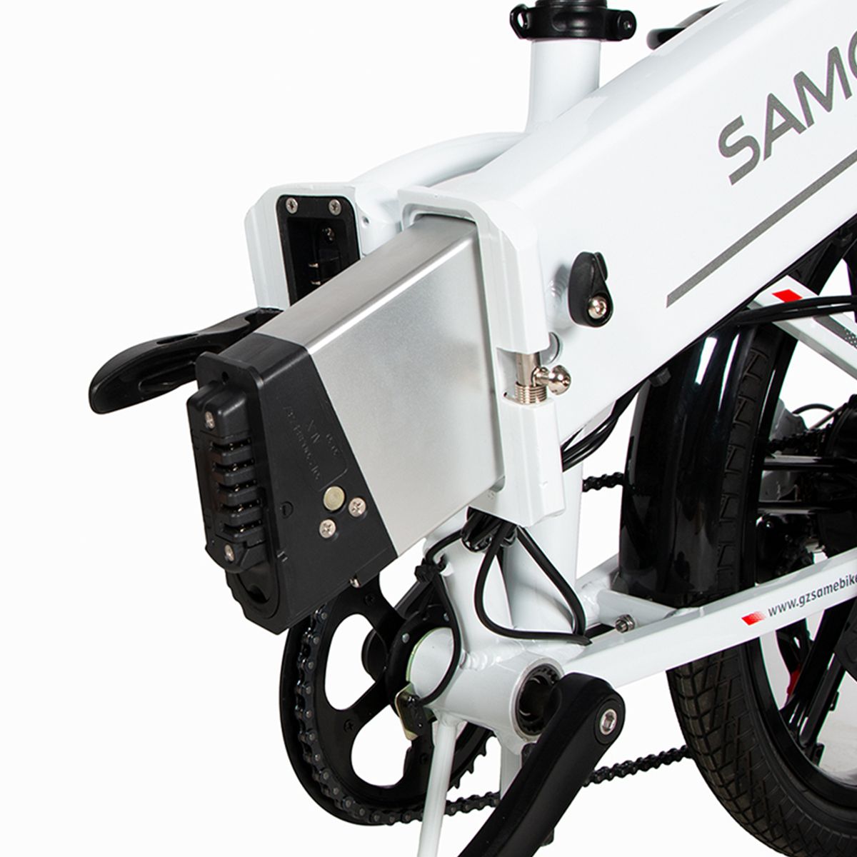 Close-up van de batterij van een witte elektrische fiets. Zilverkleurige behuizing. Merk SAMEBIKE.