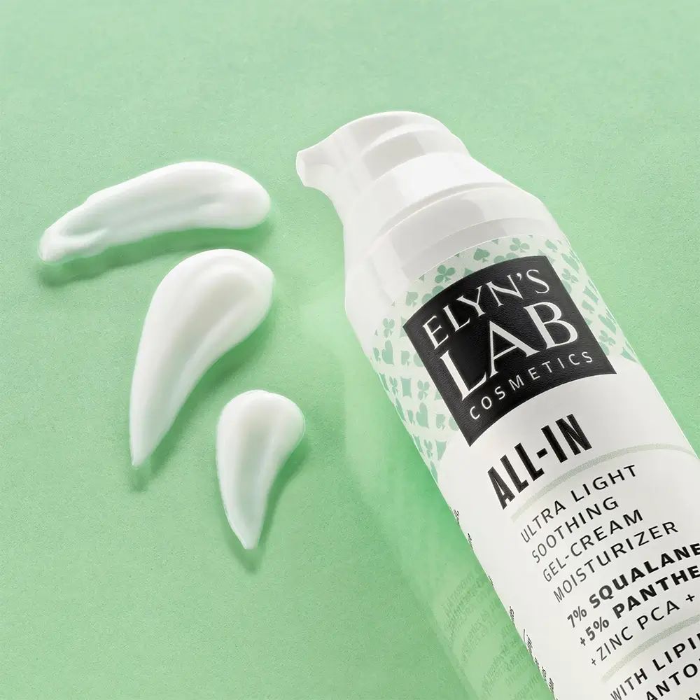 Flacon blanc avec étiquette verte et gouttes de crème. Inscription : Elyn's Lab, ALL-IN, crème hydratante pour le visage.
