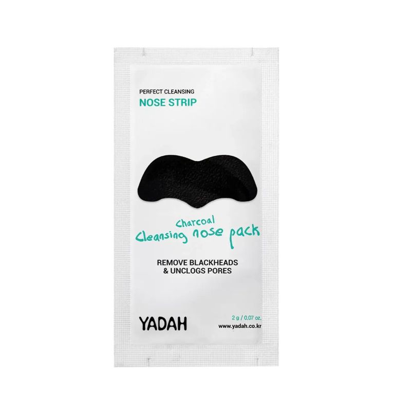 Sachet de patch nasal. Patch noir en forme de nez. Texte: YADAH, Charcoal Cleansing Nose Pack, élimine les points noirs et débouche les pores.