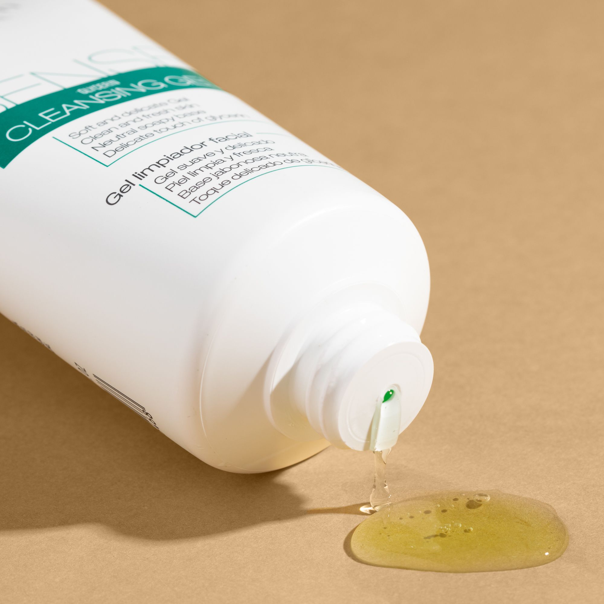 Tube blanc, d'où coule un liquide gélifié. Inscription : Sense Cleansing Gel. Fond : beige.