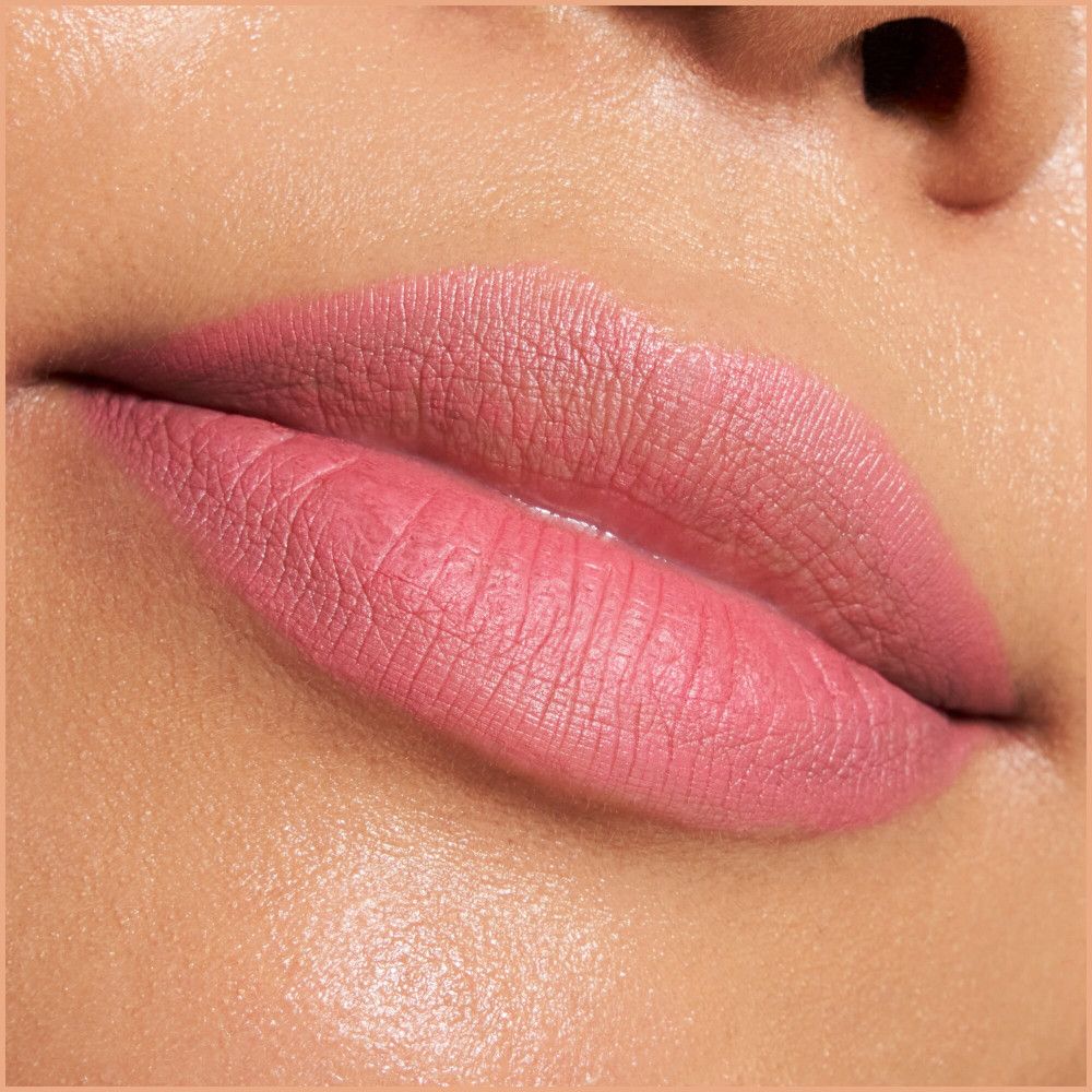 Close-up van lippen. Roze lippenstift op de lippen.