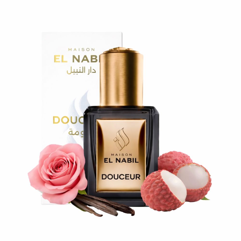 Flacon noir avec bouchon et étiquette dorés. Rose, litchis et gousses de vanille à côté. Emballage avec logo.