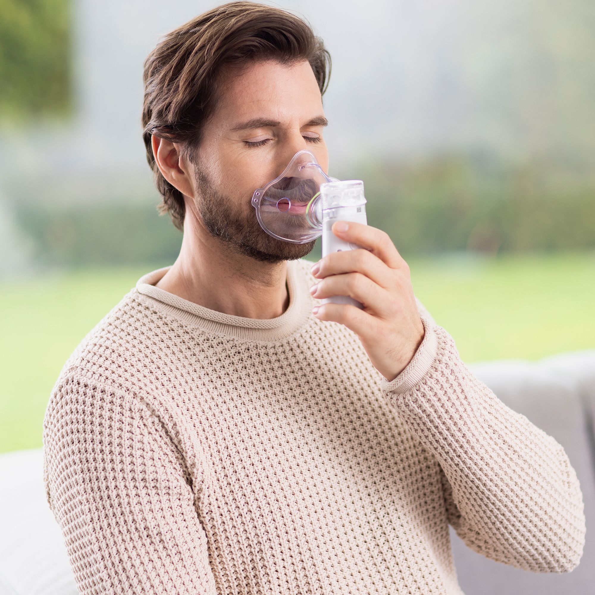 Man gebruikt Medisana IN 515 inhalator met masker.