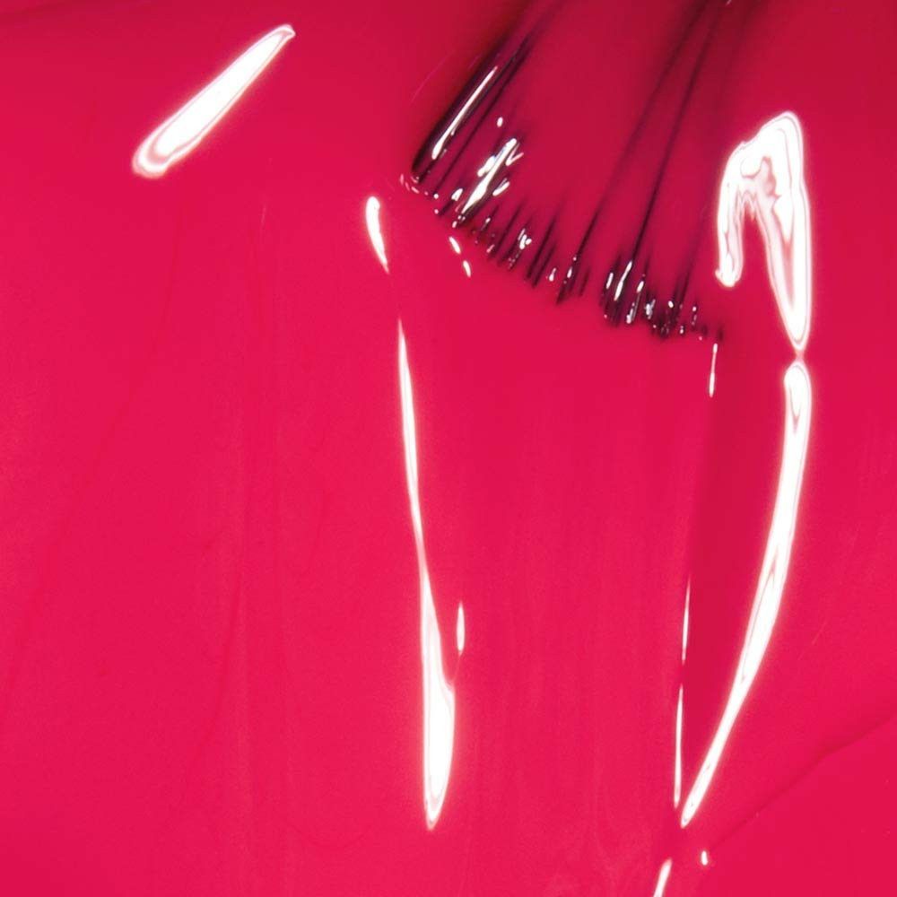 Roze nagellak met penseel. Penseelstreken zichtbaar. Close-up.