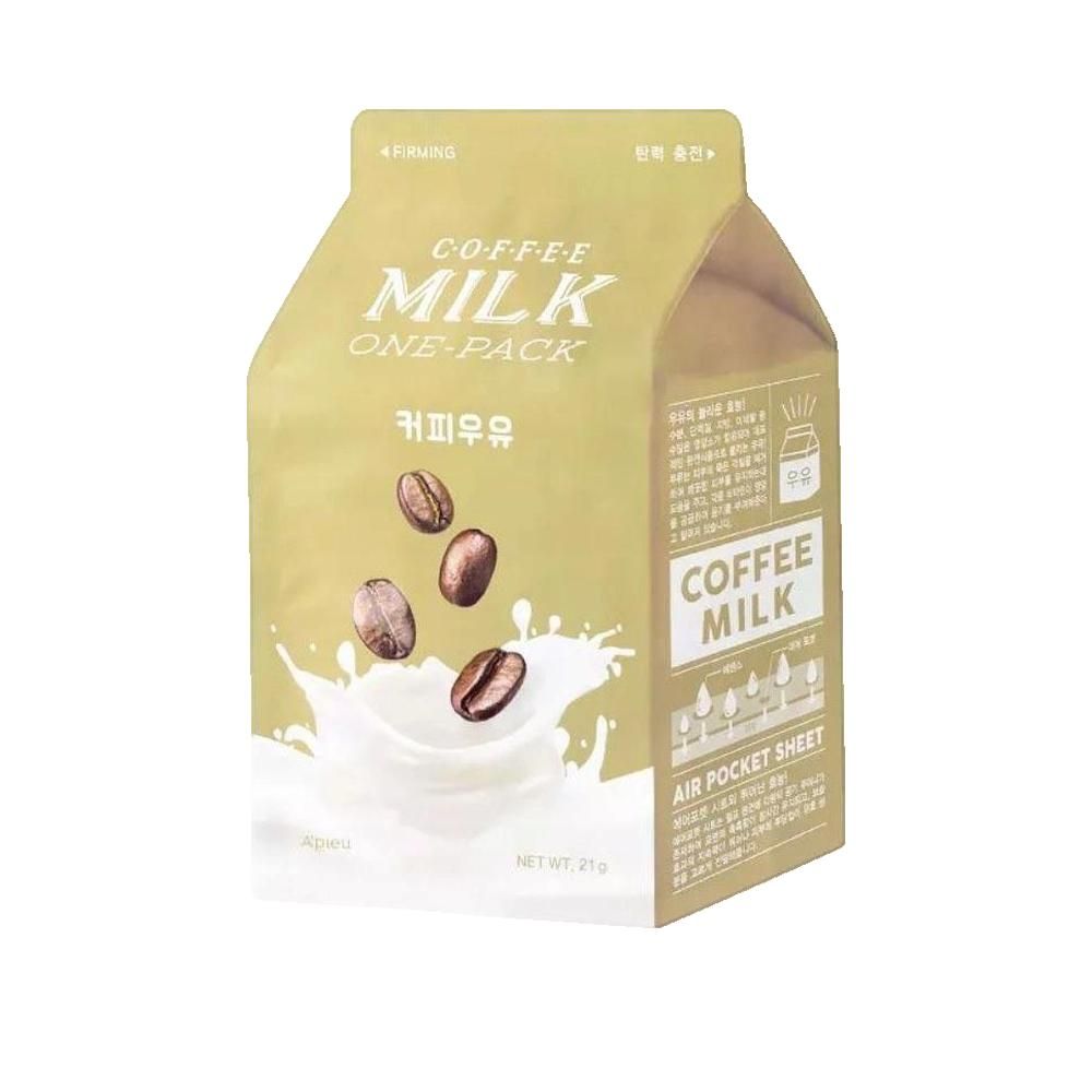 Beige verpakking in melkpakvorm. Opschrift "COFFEE MILK ONE-PACK". Afbeelding van koffiebonen en melkspetters.