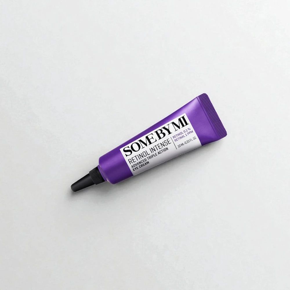 Tube violette avec embout noir. Inscription: SOME BY MI, Retinol Intense Advanced Triple Action Eye Cream.