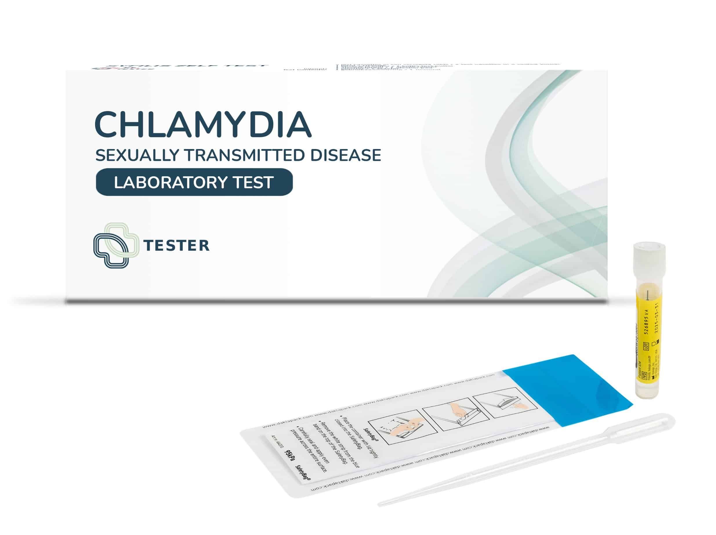 Chlamydia testkit: verpakking, testbuisje, wattenstaafje en instructies met pictogrammen.