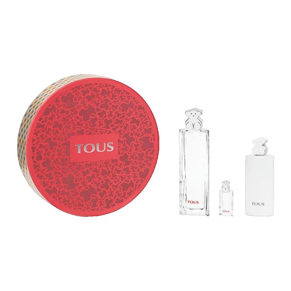 Ronde rode geschenkverpakking met wit "TOUS" logo. Daarnaast drie parfumflesjes met beren-sluitingen. Op de flesjes staat "TOUS".