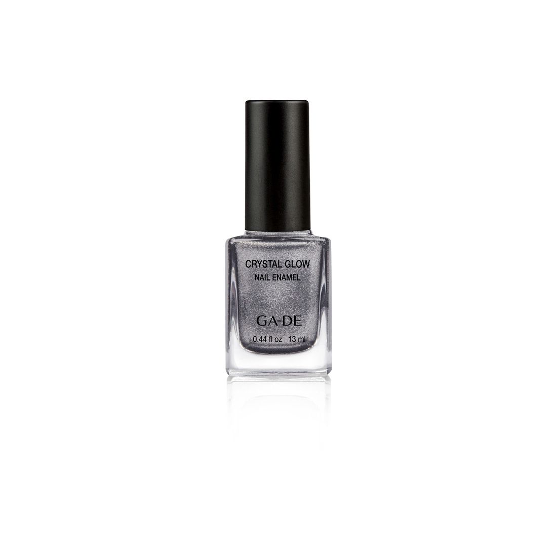Vernis à ongles Ga-De Crystal Glow. Liquide gris scintillant dans un flacon carré en verre avec un bouchon noir. Inscription : Crystal Glow, Nail Enamel.