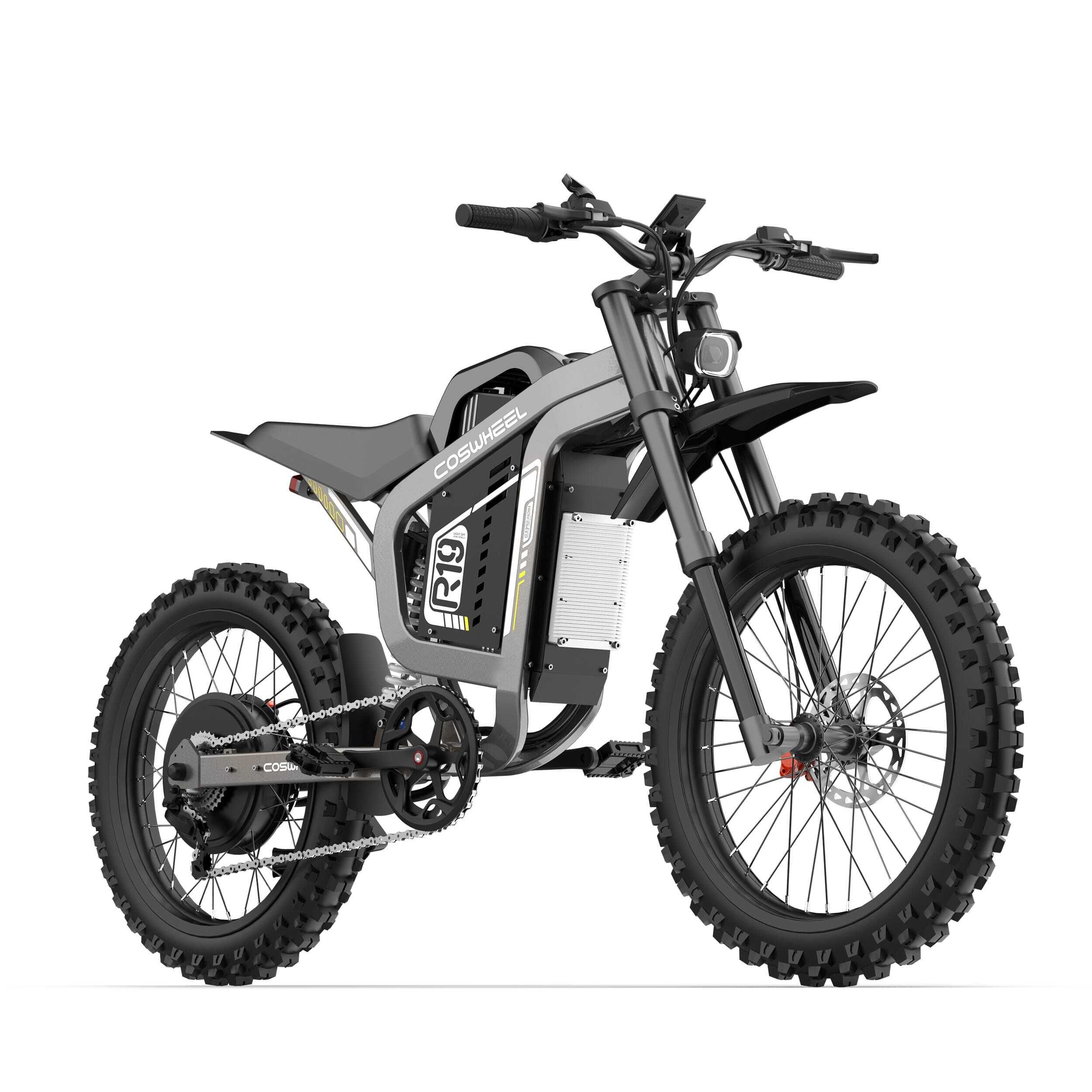 Grijze COSWHEEL R19 elektrische dirtbike. Vooraanzicht. Zwarte banden, koplamp, stuur, accubehuizing.
