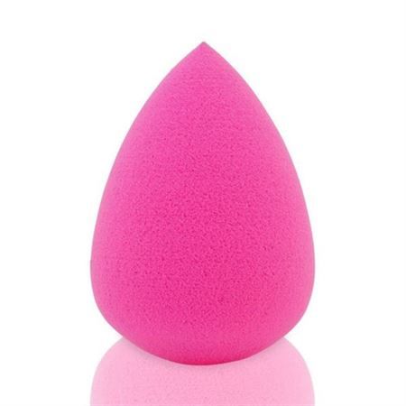 Une éponge de maquillage rose en forme de goutte, en mousse.