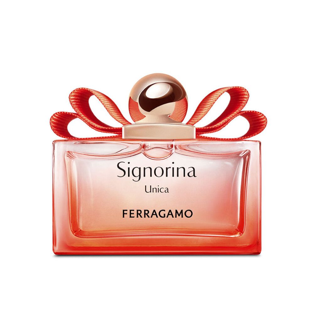 Flacon avec vaporisateur et nœud rouge. Inscription : Signorina Unica, Ferragamo. Flacon transparent avec liquide rose.