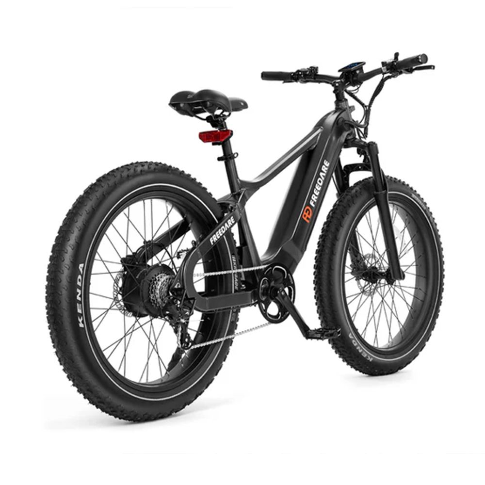Vélo électrique noir, vue latérale. Pneus larges, logo FREEDARE, marquage pneu Kenda.