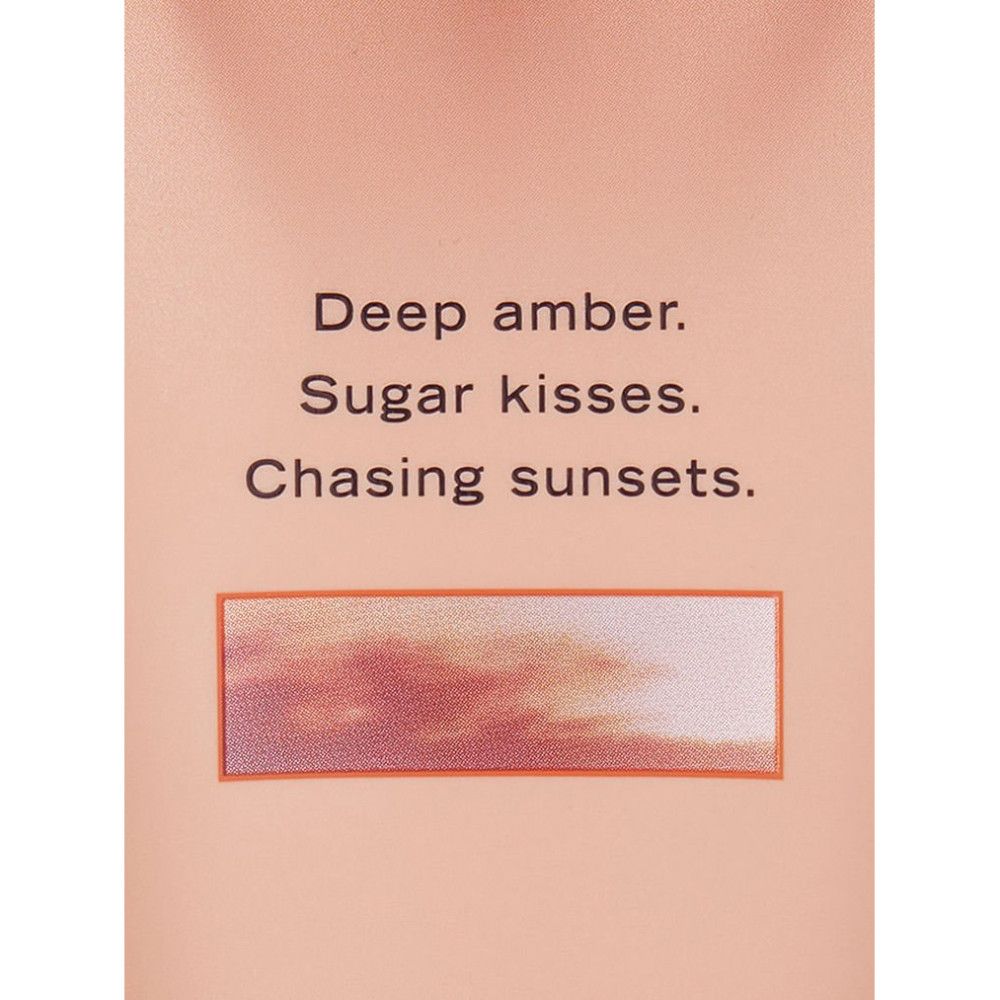 Victoria's Secret Amber Romance geurbeschrijving: Diepe amber, suikerzoete kusjes, zonsondergangen najagen. Met hemelafbeelding.