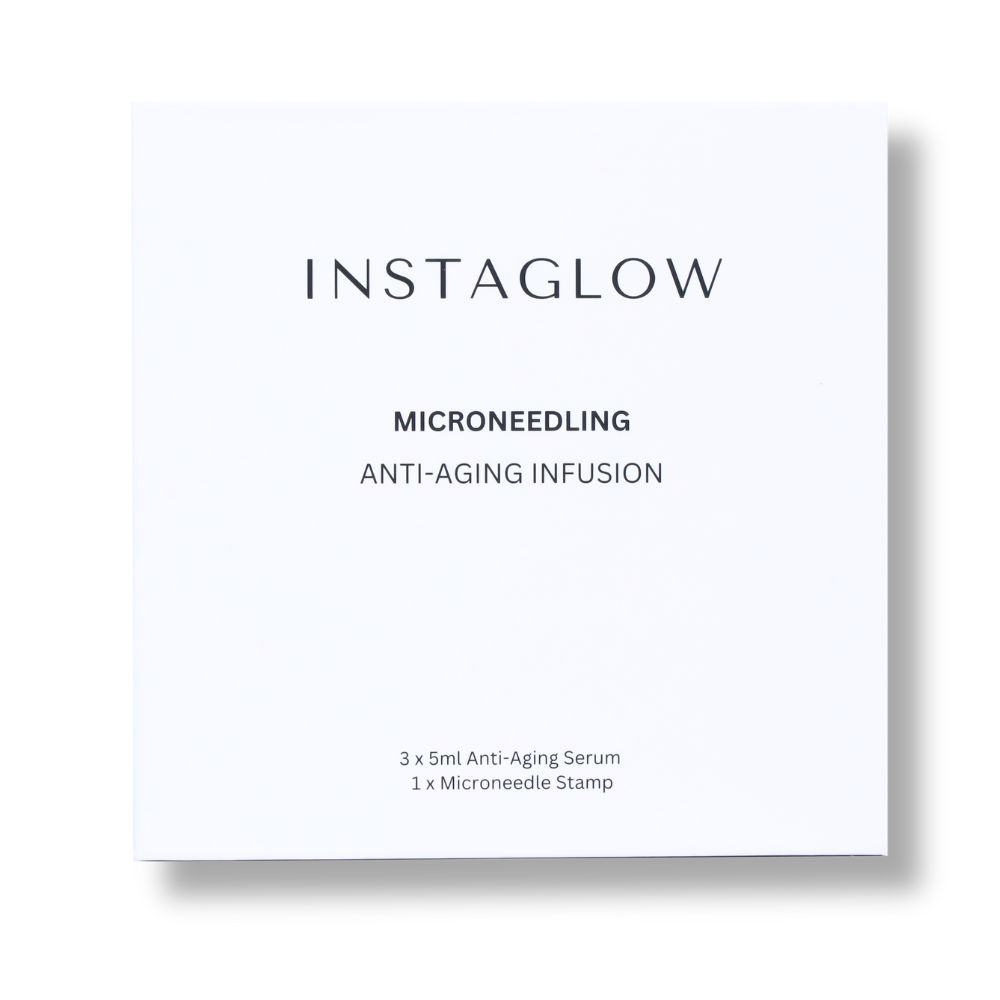 Kit d'infusion anti-âge Instaglow Microneedling. Contient 3 sérums et un tampon microneedle. Emballage blanc.