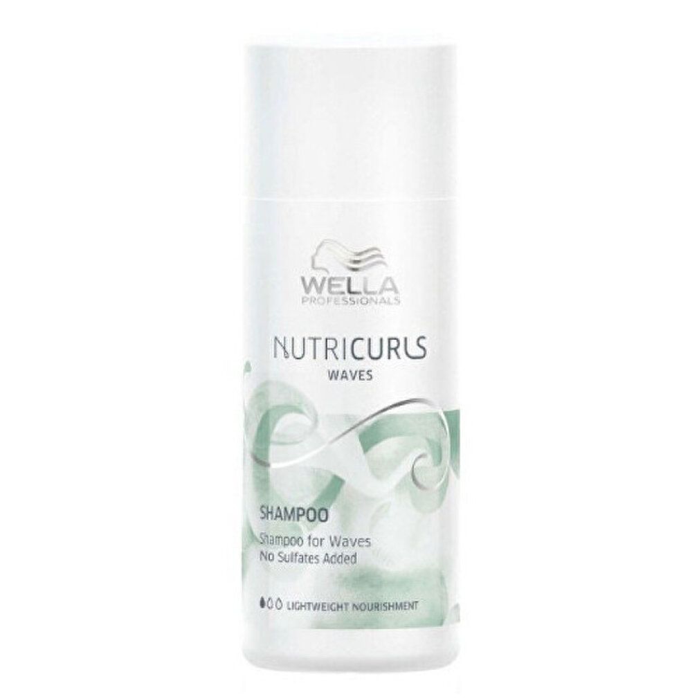 Witte shampoo fles met tekst. Productnaam: NutriCurls Waves.