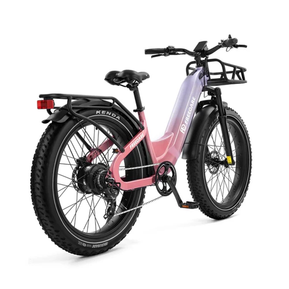 Elektrische fiets met voorste mand. Lila-roze frame, zwarte banden met Kenda-logo. Achterdrager. FREEDARE-logo.